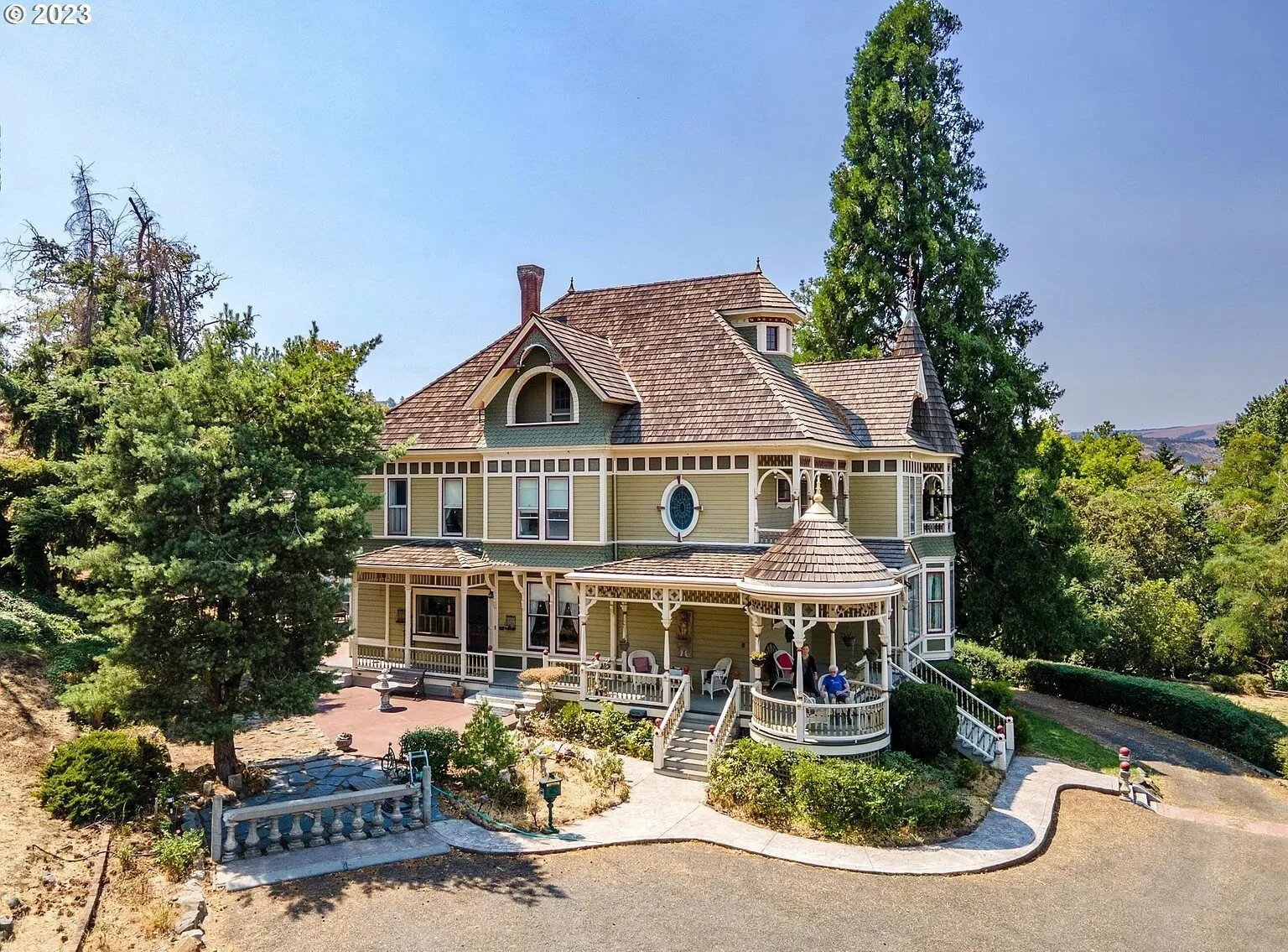 1890 Queen Anne house in The Dalles, Oregon - $950k | Old Houses USA